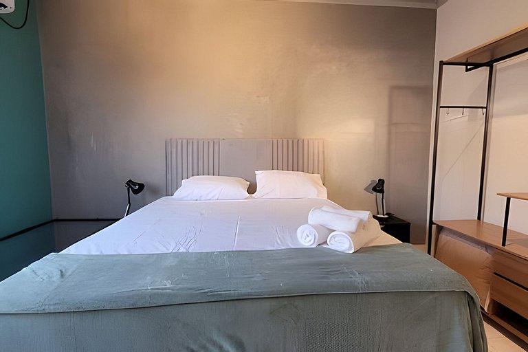 AP103 - Apartamento com A/C no centro