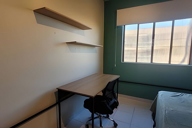 AP103 - Apartamento com A/C no centro