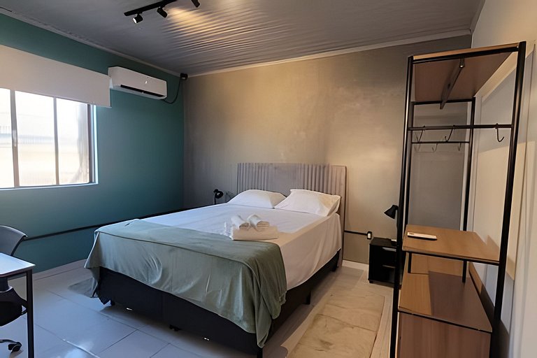 AP103 - Apartamento com A/C no centro