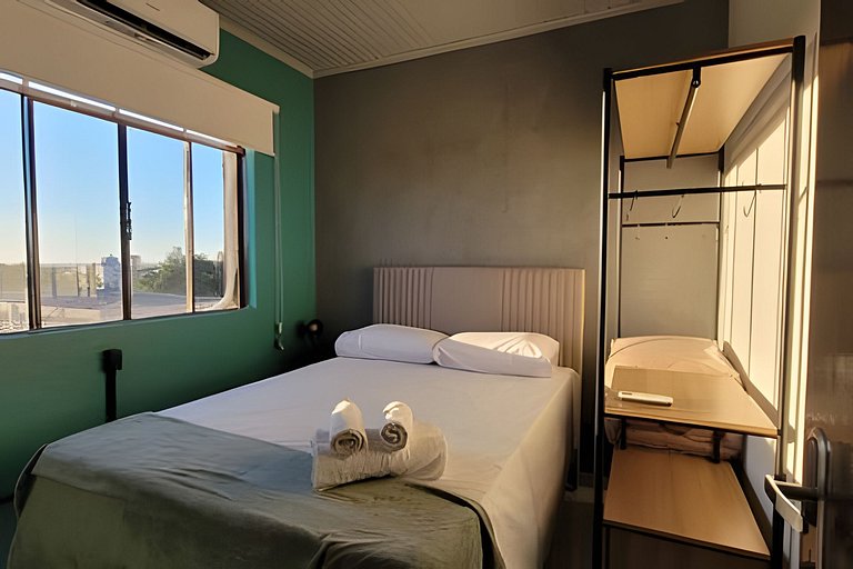 AP103 - Apartamento com A/C no centro