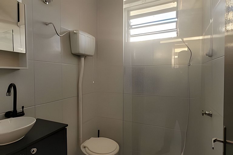 AP103 - Apartamento com A/C no centro