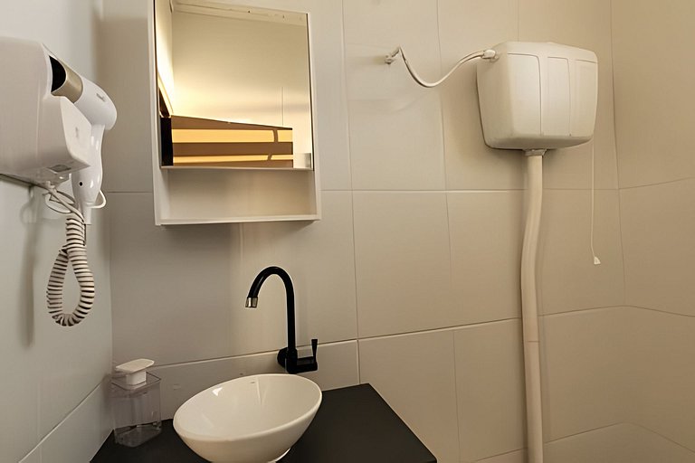 AP103 - Apartamento com A/C no centro