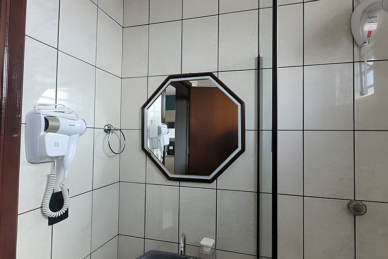 AP102 - Apartamento com AC no centro